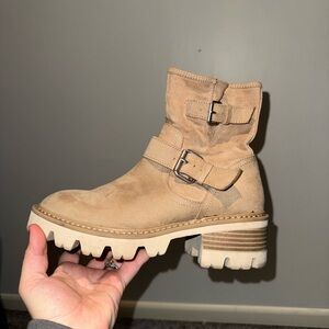 Universal thread Beige Boots with Buckle